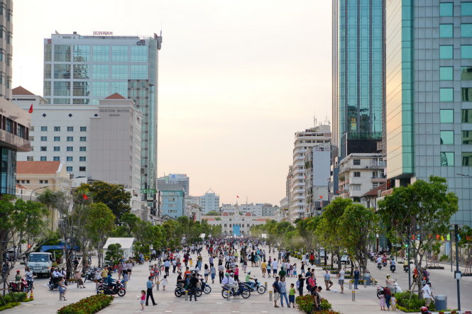 Hai hàng cây xanh nối dài trên phố đi bộ - Ảnh: Hữu Khoa