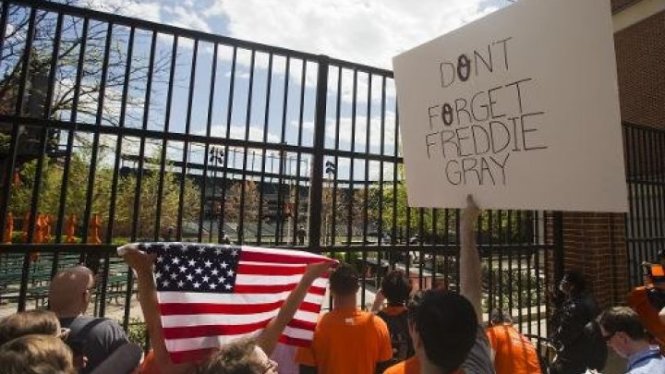 Người biểu tình tập trung trước cổng công viên Oriole của Baltimore - Ảnh: AFP