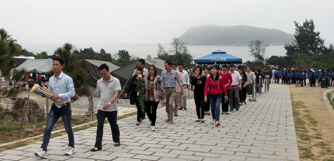 Người dân từ nhiều nơi về vũng Chùa - đảo Yến dâng hương Đại tướng - Ảnh: Lam Giang
