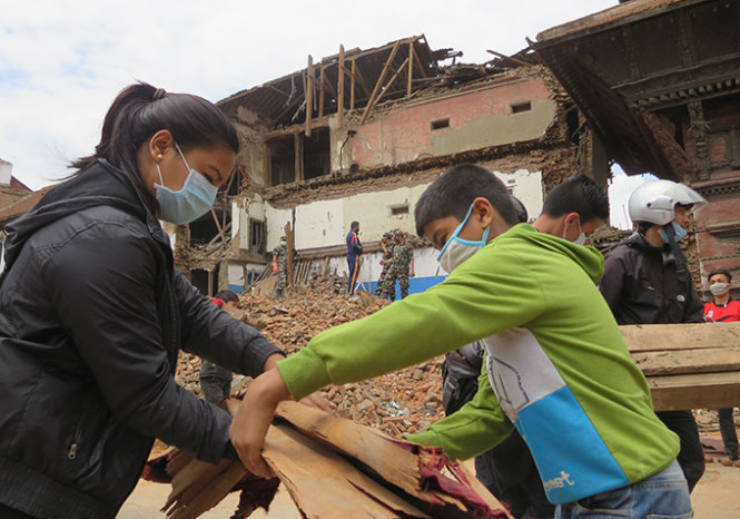 Người dân Kathmandu bất kể già trẻ lớn bé tập trung ở những khu vực đổ nát để dọn dẹp đống đổ nát cùng quân đội, cảnh sát và những đội cứu hộ - Ảnh: Việt Phương 