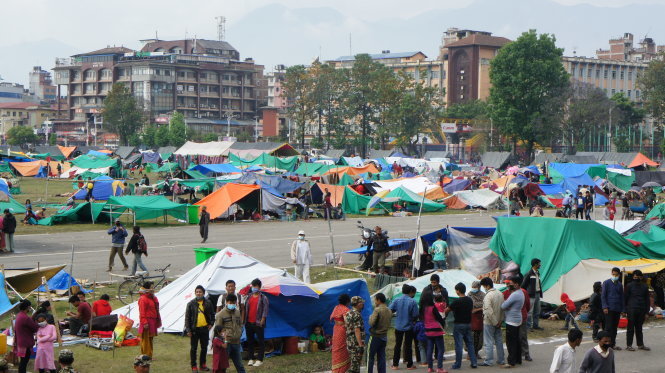 Khu tạm trú của người dân Nepal bị mất nhà cửa tại thủ đô Kathmandu - Ảnh: Việt Phương