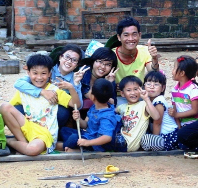 Du khách và trẻ em Lý Sơn như người một nhà - Ảnh: Trần Mai