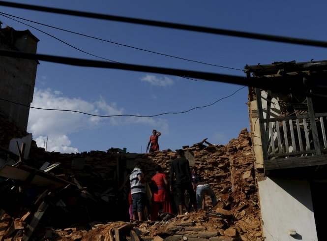 Người dân Nepal dọn dẹp lại ngôi nhà của họ ở Sangachowk bị động đất phá hủy - Ảnh: Reuters