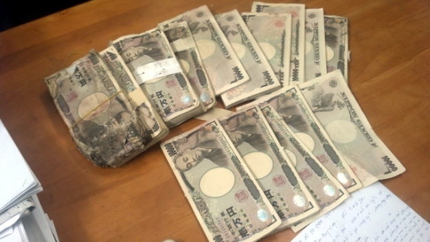 Số tiền 5 triệu yen mà chị Hồng tìm thấy trong thùng loa cũ - Ảnh: tư liệu Tuổi Trẻ