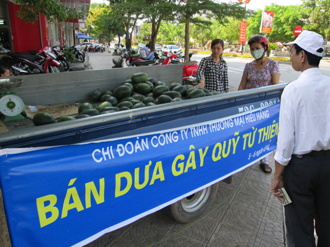 Một xe dưa của Chi đoàn Công ty TNHH thương mại Hiếu Hằng đang bán trước Quảng Bình quan  - Ảnh: L.Giang