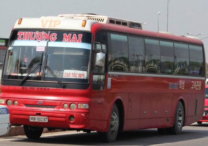 Chiếc xe khách mang biển số 36B- 002.87 chỉ có 47 chỗ ngồi, nhưng nhồi nhét 73 người vừa bị CSGT Thanh Hóa bắt giữ- Ảnh: Hà Đồng.