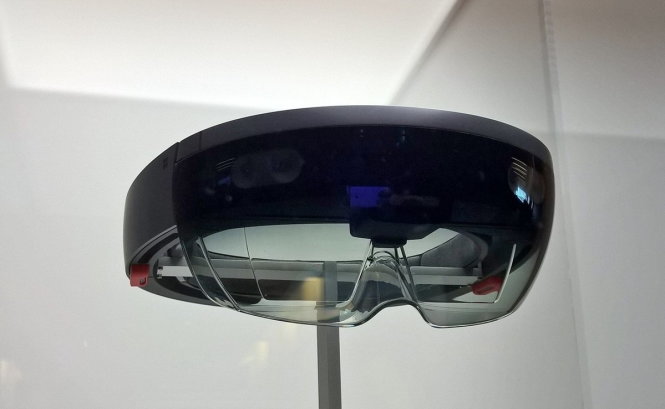 Thiết bị tăng cường thực tế (AR), kính HoloLens của Microsoft - Ảnh: Windows Central