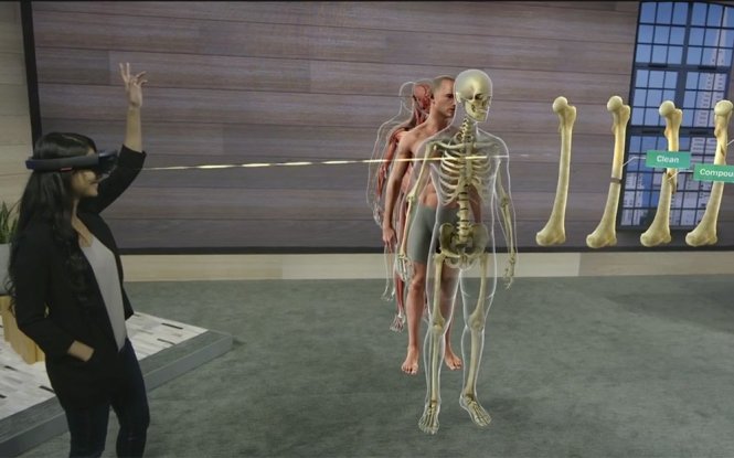 Tương tác với hình ảnh đồ họa 3 chiều cơ thể người, xem chi tiết xương... khi đeo HoloLens - Ảnh: iFanr