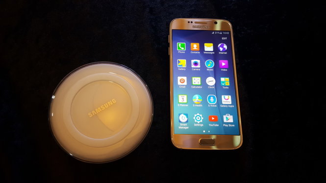 Samsung Galaxy S6 cùng bộ sạc không dây - Ảnh: T.Trực