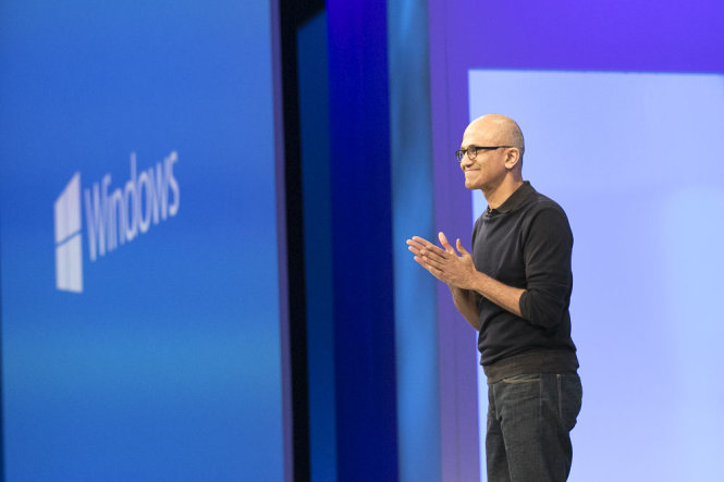 Giám đốc điều hành (CEO) Microsoft Satya Nadella giới thiệu về những thay đổi mới, bao gồm Windows 10 - Ảnh: Microsoft