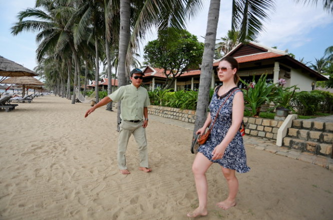 Nhân viên của khu nghỉ mát Evason Ana Mandara ngăn du khách không được đi vào khu vực bãi biển (ảnh chụp trưa ngày 6-5). Ảnh: TIẾN THÀNH