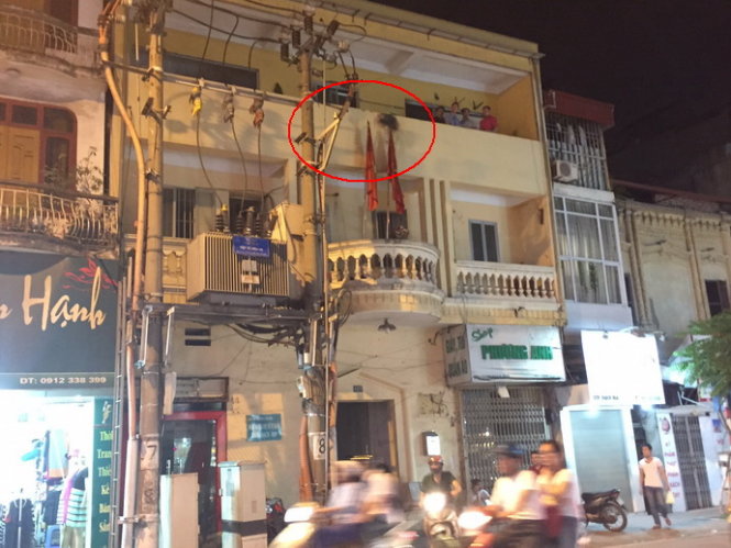 Trụ sở Công an phường Cầu Dền và vết đen sau vụ nổ - Ảnh: M.Quang