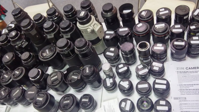 Đa dạng các loại ống kính máy ảnh được giới thiệu bày bán tại quầy hàng Diễn đàn VNPhoto.net - Ảnh: T.Trực