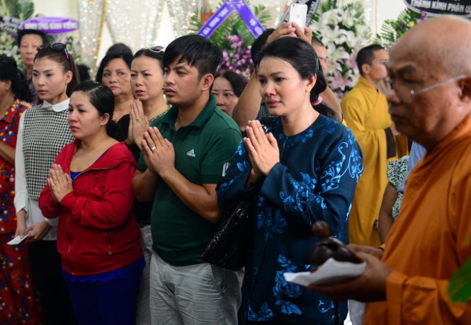 Nghệ sĩ Kiều Trinh đến dự tang lễ của người mẫu Duy Nhân tại chùa Vĩnh Nghiêm - Ảnh: Quang Định