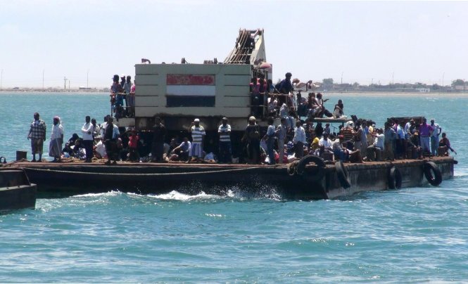 Người dân Yemen dùng thuyền chạy loạn khỏi thành phố cảng miền nam Aden - Ảnh: Reuters