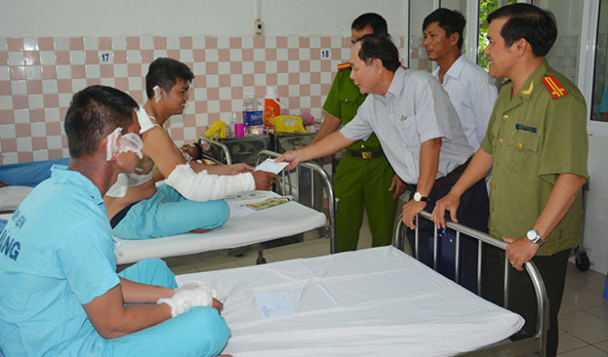 Sáng 8-5, nhiều đơn vị đã đến BV Đà Nẵng thăm hỏi các chiến sĩ bị thương - Ảnh: Đ.C