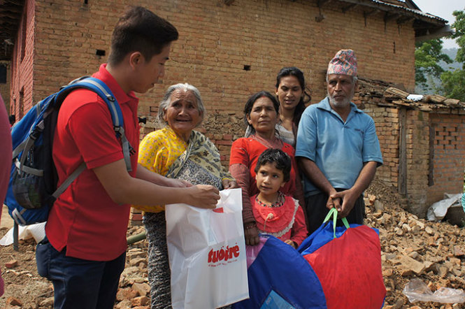 PV báo Tuổi Trẻ (bìa trái) tặng quà của bạn đọc báo cho người dân Nepal sau trận động đất (ảnh chụp sáng 7-5) - Ảnh:  Prabal Saakha