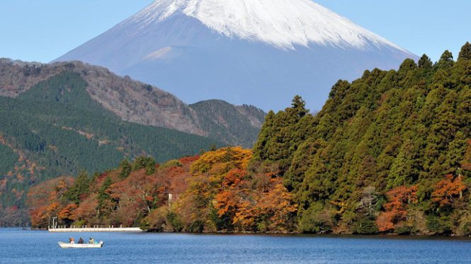 Cảnh sắc tuyệt đẹp hồ Ashinoko gần khu vực suối nước nóng Owakudani, phía xa xa là núi Phú Sĩ - Ảnh: rt.com