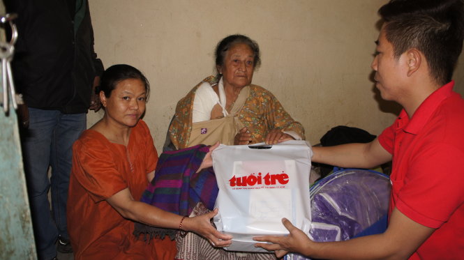 Phóng viên Tuổi Trẻ trao quà cho cụ bà Radha Devi Shrestha, 90 tuổi, ở Bhaktapur  Ảnh: Prababl Saakha