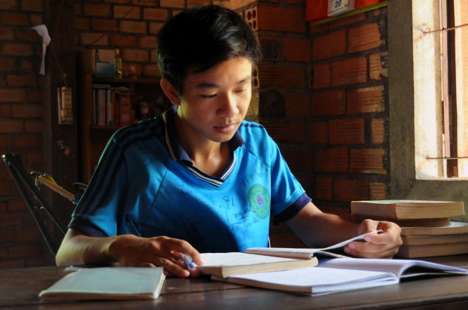 Trịnh Hoài Phong chăm chỉ ôn bài chuẩn bị cho kỳ thi tốt nghiệp THPT