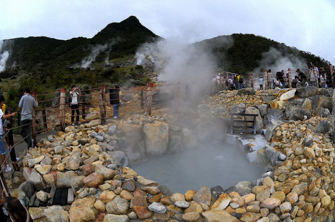 Khu vực suối nước nóng ở gần núi lửa Hakone, tỉnh Kanagawa, Nhật - Ảnh: unmissablejapan.com