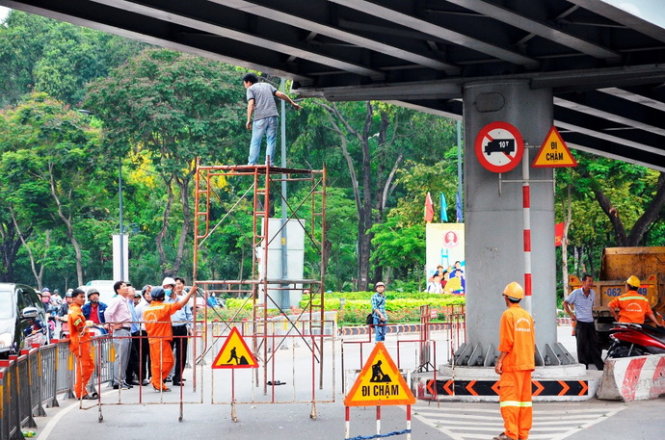 Cơ quan chức năng đang khắc phục sự cố - Ảnh: Hải Hiếu