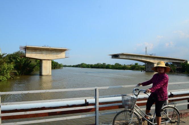 Cầu Phước Lộc xây dở dang khiến người dân phải đi vòng xa vào trung tâm TP Ảnh: THANH TÙNG