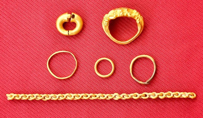 Những hiện vật bằng vàng được tìm thấy trong quá trình khai quật ở khu di tích Gò Tháp - Ảnh: V.Tr.