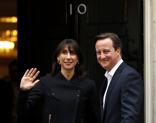 Thủ tướng David Cameron và vợ Samantha trở lại dinh thủ tướng ở London ngày 8-5 - Ảnh: Reuters