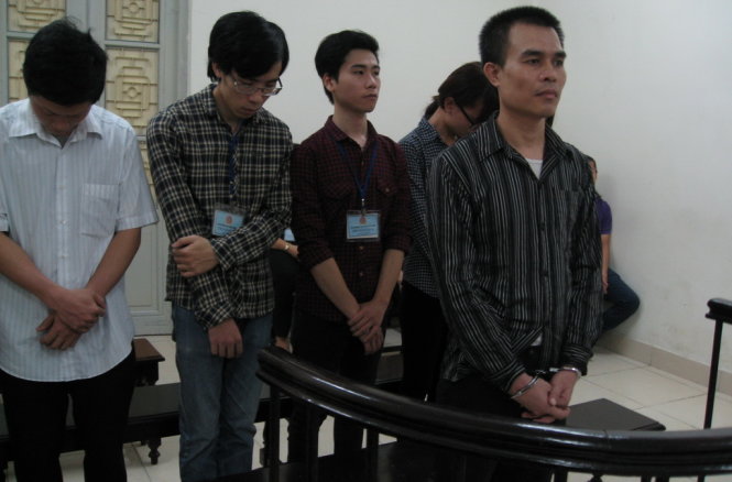 Bị cáo Nguyễn Việt Hùng (đứng đầu) và đồng phạm hầu tòa sáng 7-5