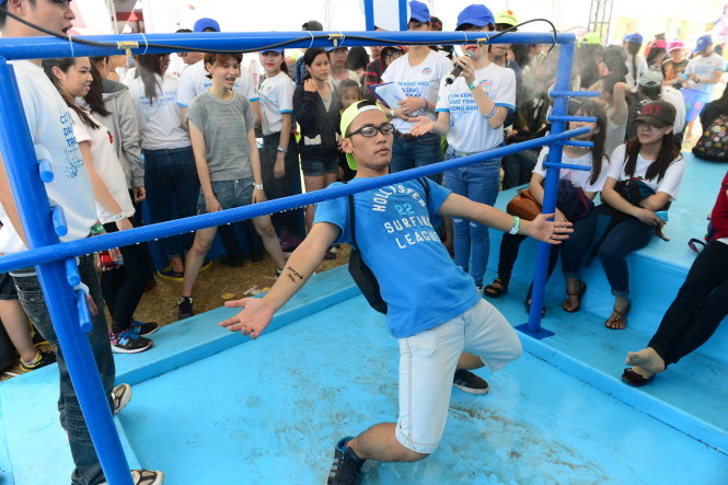 Chơi trò chơi tại lễ hội âm nhạc Yan Beatfest tại sân vận động Phú Thọ - Ảnh: Quang Định