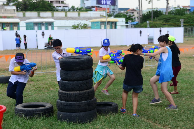 Các bạn trẻ chơi trò bắn súng nước tại lễ hội âm nhạc Yan Beatfest tại sân vận động Phú Thọ - Ảnh: Quang Định