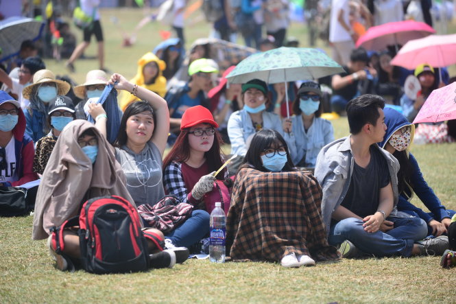 Đội nắng giữa trưa giữ chổ chờ ca sĩ Demi Lovato xuất hiện - Ảnh: Quang Định