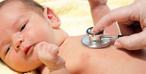 Việc người lớn hôn môi trẻ có thể làm trẻ nhiễm bệnh từ người lớn