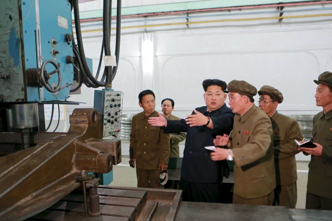 ​Lãnh đạo Triều Tiên Kim Jong-un thăm một nhà máy - Ảnh: KCNA​