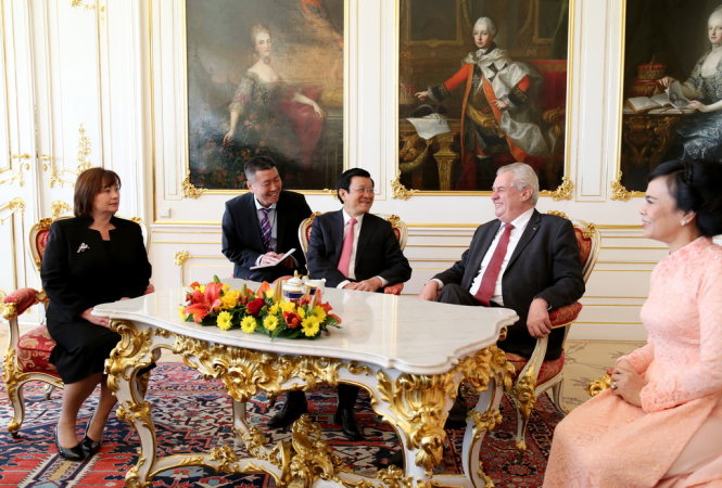 Chủ tịch nước Trương Tấn Sang và phu nhân cùng Tổng thống Milos Zeman và phu nhân - Ảnh: Giản Thanh Sơn