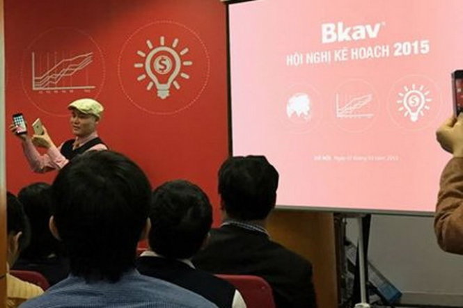 Hình ảnh Tổng giám đốc Bkav Nguyễn Tử Quảng trong một sự kiện do Bkav trong tháng 3, so sánh iPhone và BPhone - Ảnh: Trang mạng xã hội BKav