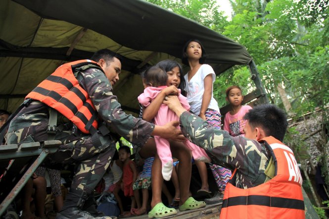 Quân đội Philippines giúp người dân sơ tán ngày 9-5 - Ảnh: AFP
