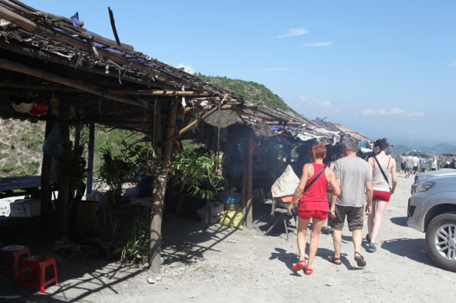 Du khách nước ngoài thích thú khám phá “chợ đèo”