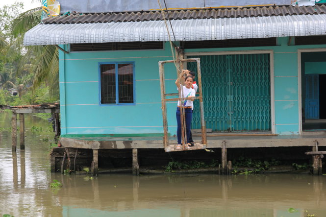 Mọi người cùng qua sông Xẻo Chích (xã Vĩnh Quới) bằng lồng sắt để hiểu thêm nỗi vất vả của người dân - Ảnh: Y.T.