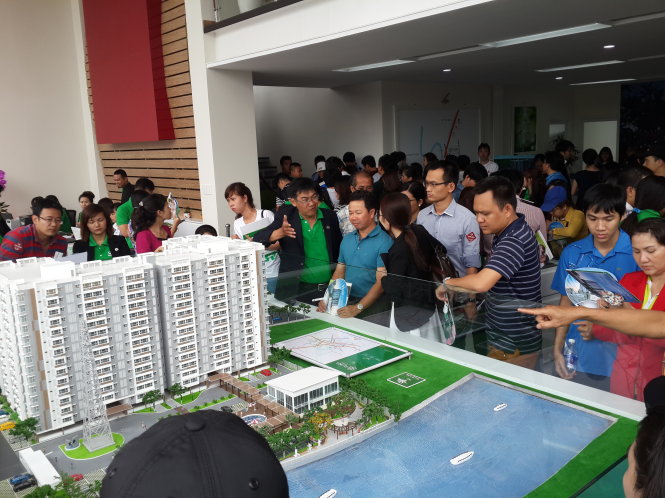 Khách hàng tham quan một dự án mở bán trên địa bàn quận 9, TP.HCM - Ảnh: Đ.Dân