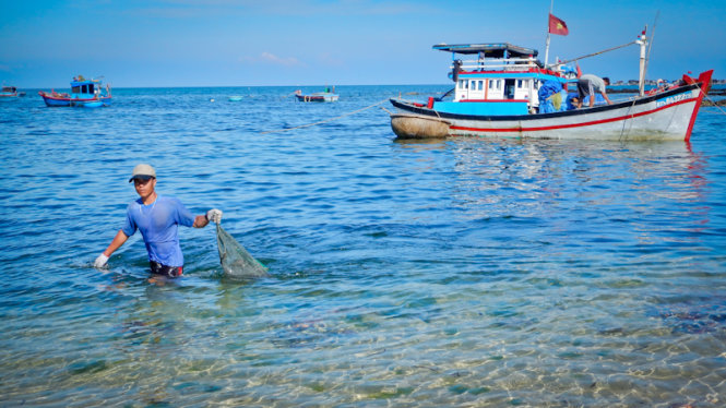 Ngư dân trên đảo Phú Quý được biết đến là những thợ lặn tài ba và họ thường đánh bắt xa bờ - Ảnh: Tiến Thành
