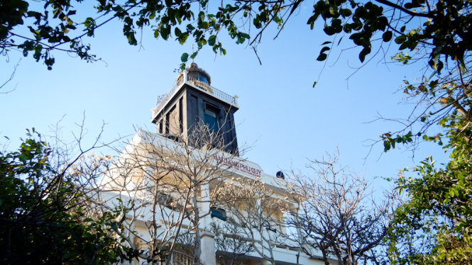 Điểm cao nhất ở Phú Quý là ngọn hải đăng trên núi Cấm. Hải đăng này nằm ở độ cao 108 m trên núi Cấm và thuộc loại lớn nhất VN.Từ đây, du khách có thể thấy toàn cảnh của hòn đảo tiền tiêu này - Ảnh: Tiến Thành