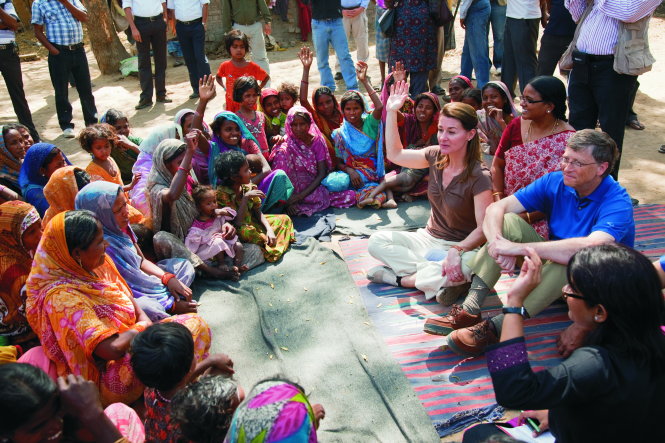 Tỉ phú Bill Gates cùng vợ trong một chuyến làm từ thiện tại Ấn Độ - Ảnh: hubert-burda-media.com