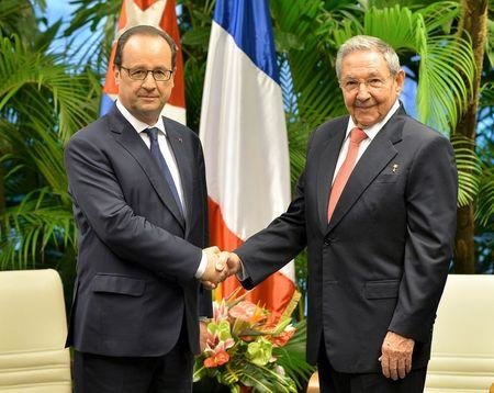 Chủ tịch Cuba Raul Castro (phải) và Tổng thống Pháp Francois Hollande Cung điện Cách mạng ở thủ đô Havana ngày 11-5 - Ảnh: Reuters