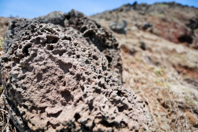 Tại Gành Hang, bạn sẽ bắt gặp những mẩu đá xù xì, vốn là dấu tích của những đợt phun trào núi lửa. Theo các cư dân sống trên đảo, Phú Quý vốn là miệng núi lửa có từ nguyên đại đệ nhất và đã ngưng hoạt động từ lâu - Ảnh: Tiến Thành