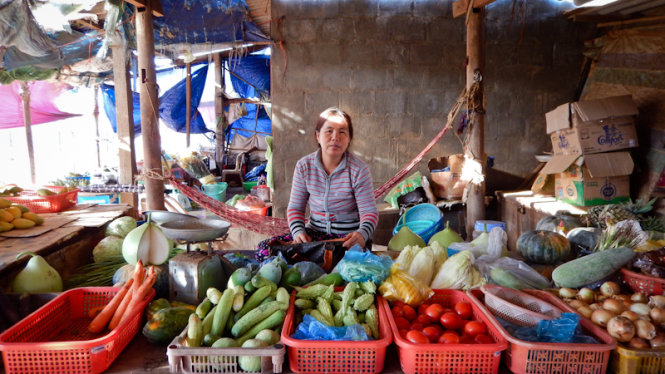 Du khách dễ dàng thấy sự nhiệt tình và vui tính của bất kỳ người dân nào trên đảo Phú Quý. Đặc biệt các cô bán cá hay hàng tạp hóa rất thích… chụp hình lưu niệm - Ảnh: Tiến Thành 