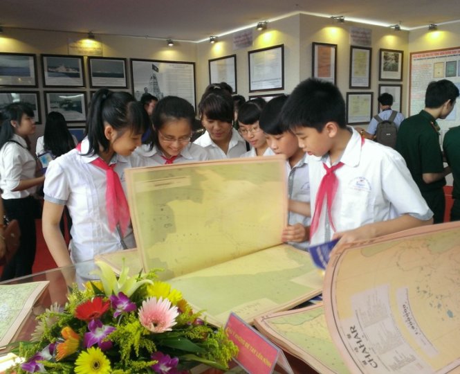 Các em học sinh của TP Thanh Hóa xem triển lãm bản đồ, trưng bày tư liệu với chủ đề “Hoàng Sa, Trường Sa của Việt Nam- những bằng chứng lịch sử và pháp lý”, sáng 12- 5 tại Thư viện tỉnh Thanh Hóa - Ảnh: Hà Đồng