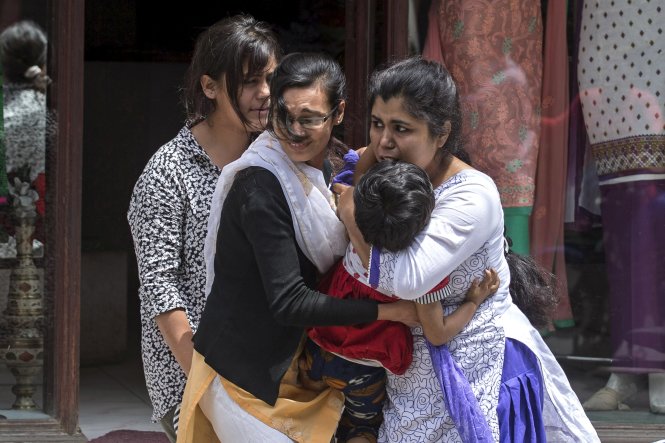 Phụ nữ ở Kathmandu hoảng loạn chạy khỏi nhà sau khi xảy ra động đất trưa 12-5 - Ảnh: Reuters