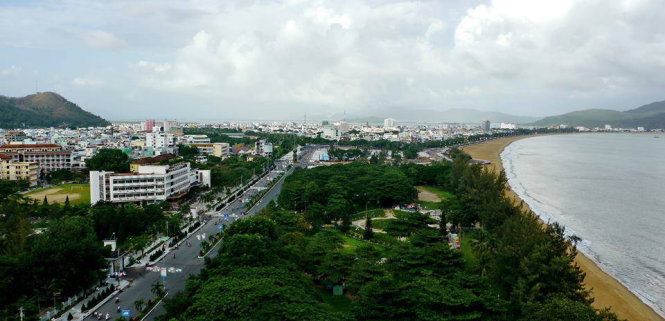 Thành phố biển Quy Nhơn trong không gian xanh trong lành - Ảnh: N.C.T.
